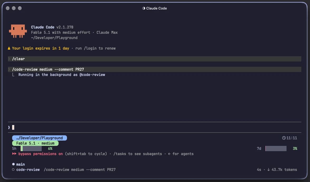 Claude Code Terminal: Der Aufruf /code-review läuft als Hintergrund-Agent, unten die Agentenliste mit Laufzeit und Token-Verbrauch