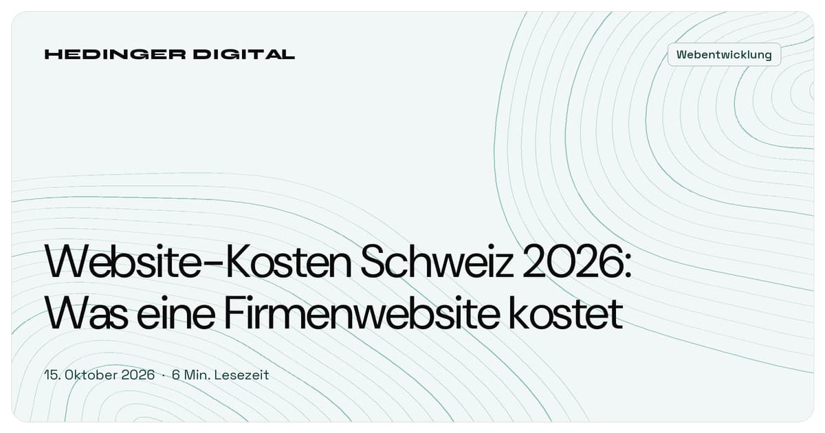 Taschenrechner und Skizze einer Firmenwebsite auf einem Schreibtisch